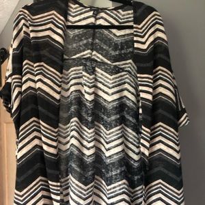 Torrid size 1 chevron short sleeve cardigan